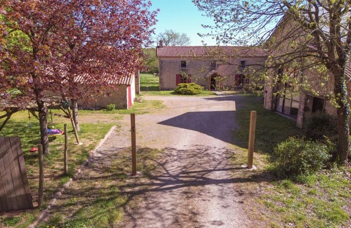 Propriete à vendre 10 pièces AUBIGNY (79) Terrain 27 715 m² — photo 2