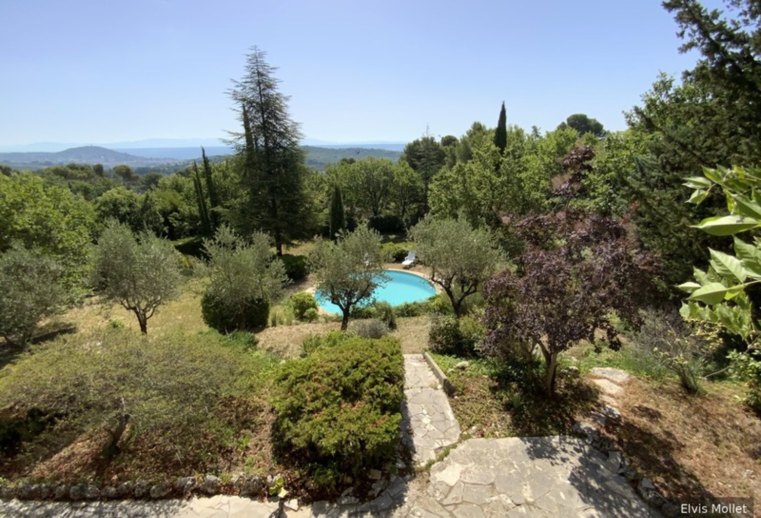 Entre panorama alpin et pinède provençale… une propriété d'exception à Pierrevert — photo 1