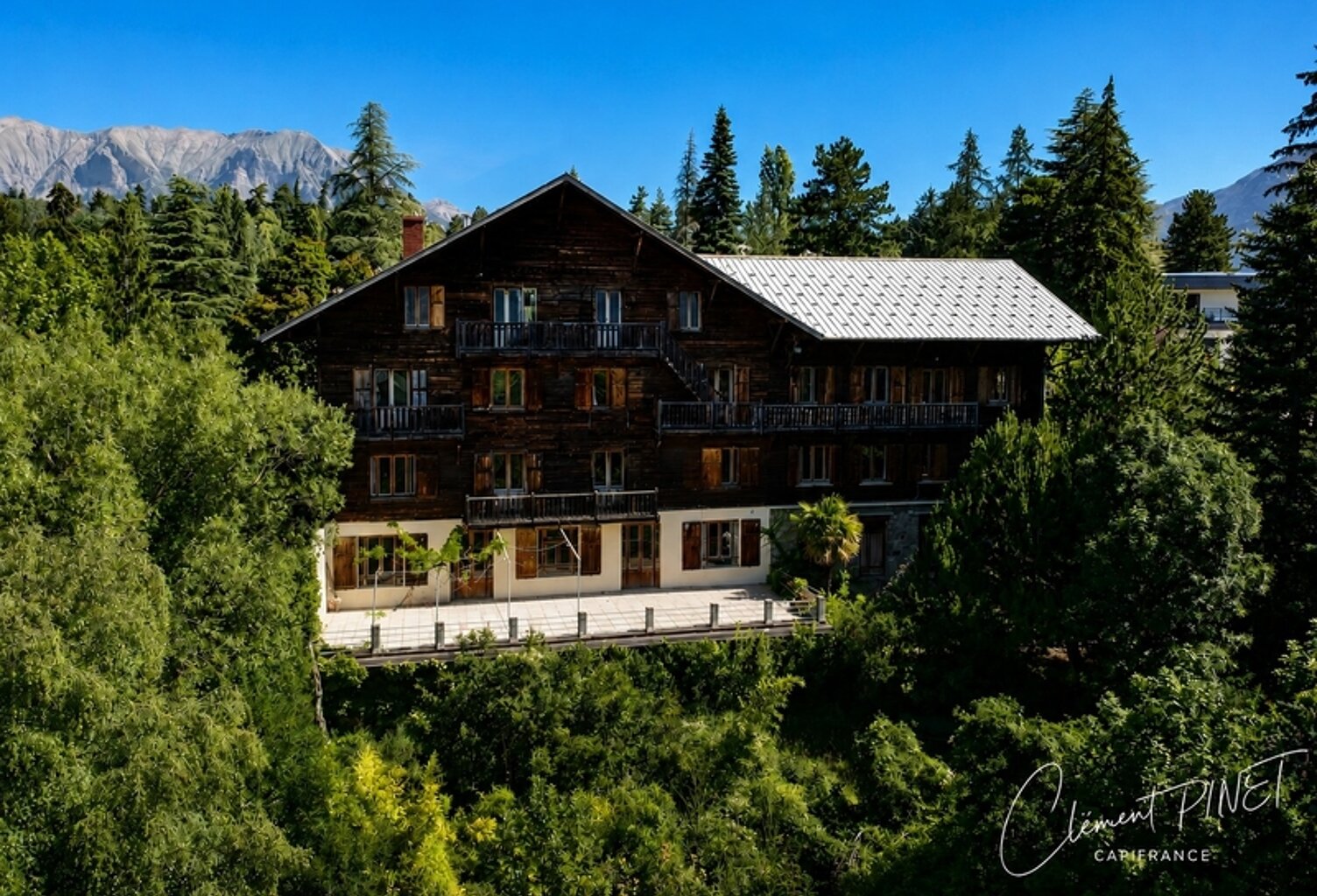 Propriété de 828m² sur 9045m² de terrain - Chorges — photo 1