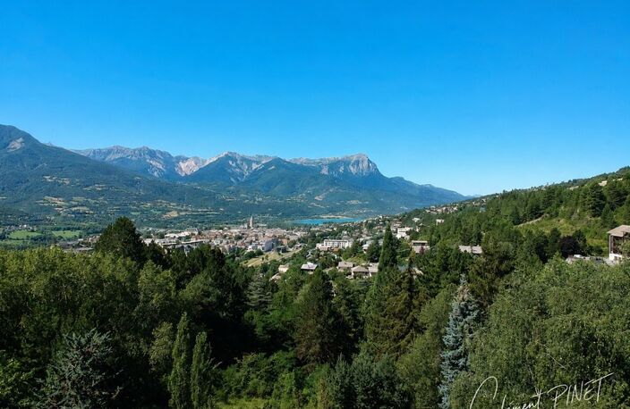 Propriété de 828m² sur 9045m² de terrain - Chorges — photo 2