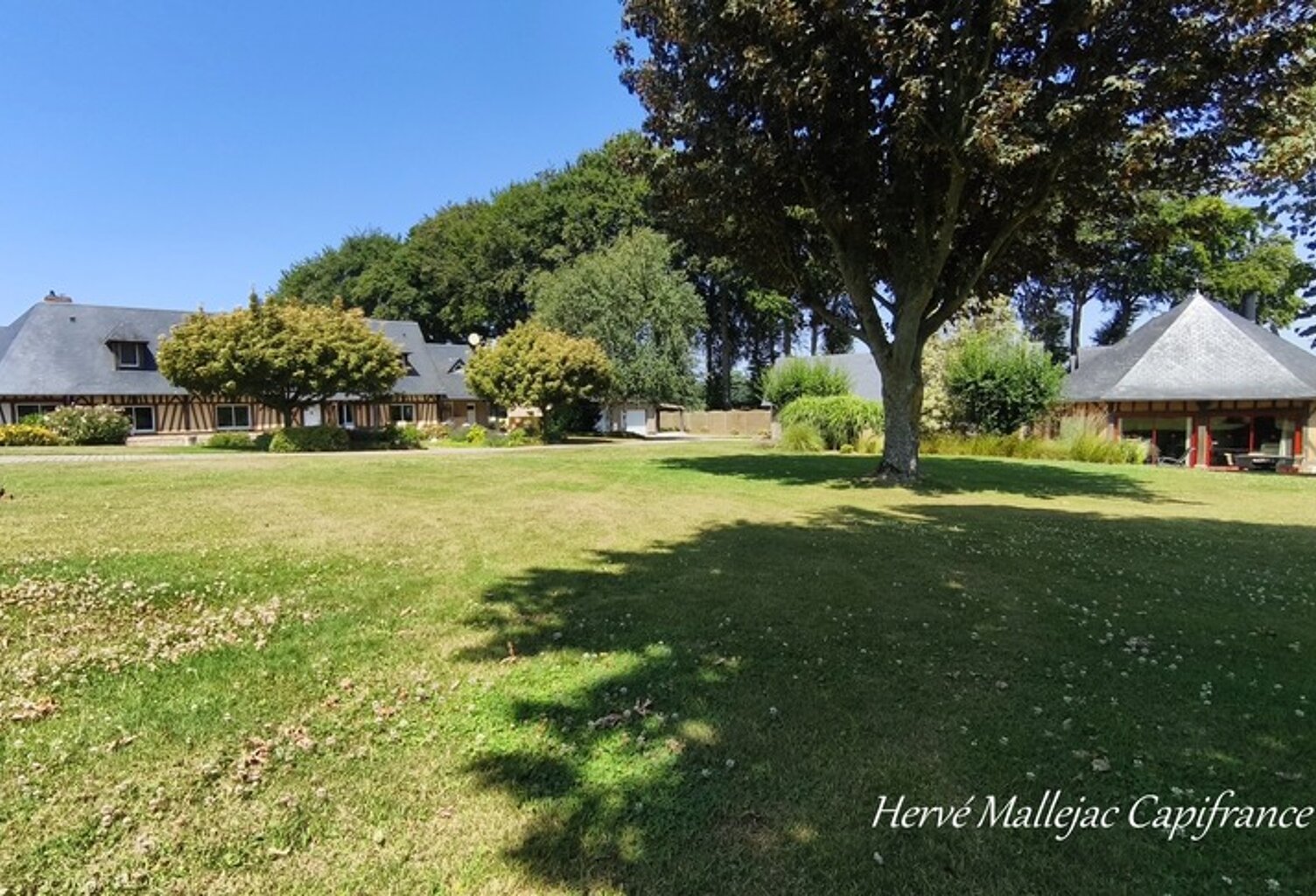 A 20 KMS de Fécamp. Ensemble immobilier comprenant 2 habitations (303 m²);1 piscine; triple garage; Terrain 5215 m² — photo 1