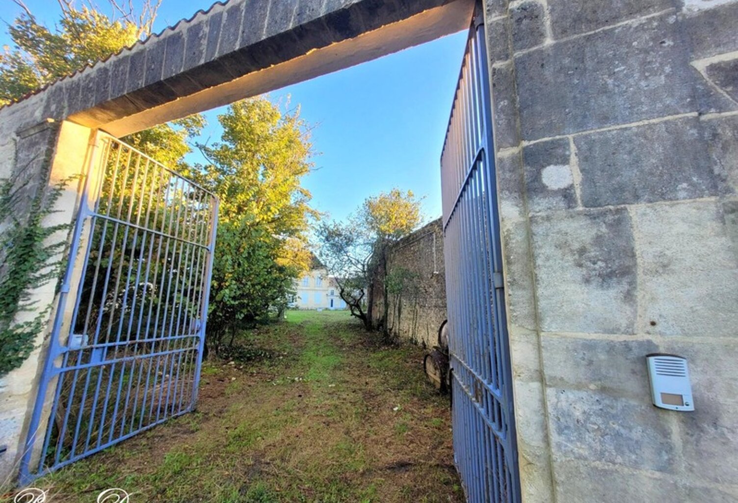 Propriété à vendre 14 pièces SAINT JEAN D'ANGELY (17) - Ancien domaine viticole, Bâti de 940 m2, Maison de maître, Dépendances — photo 1
