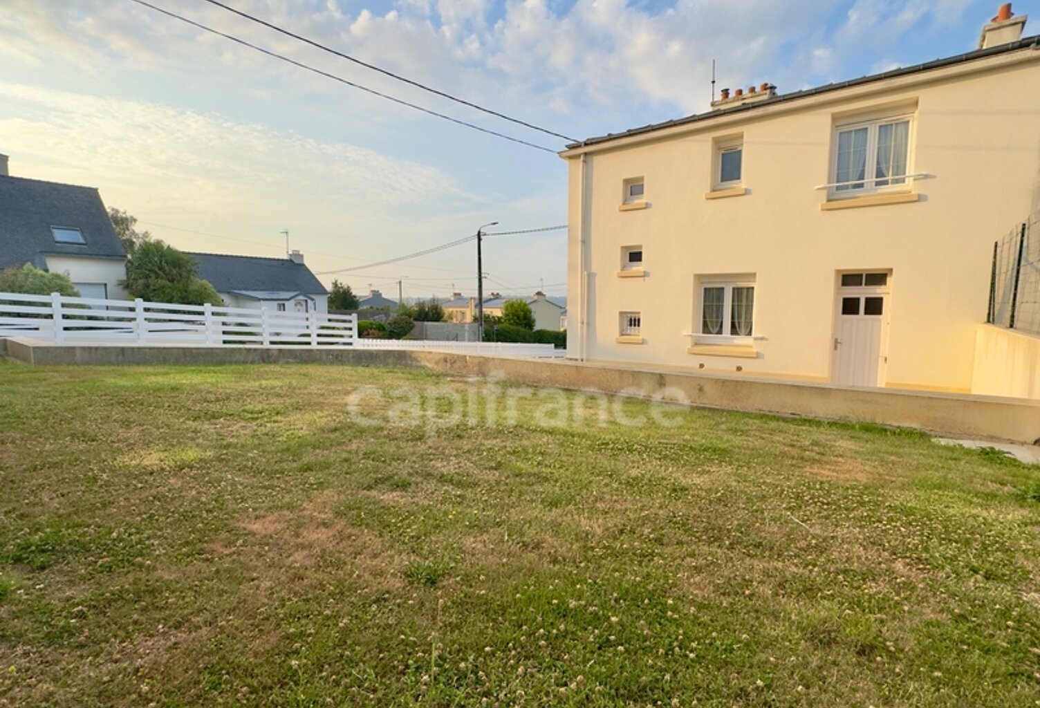MAISON DE VILLE, QUARTIER CALME, PROXIMITÉ BOURG, STATIONNEMENTS, RÉNOVATION — photo 1
