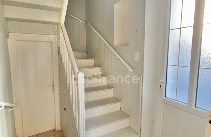 MAISON DE VILLE, QUARTIER CALME, PROXIMITÉ BOURG, STATIONNEMENTS, RÉNOVATION — photo 3