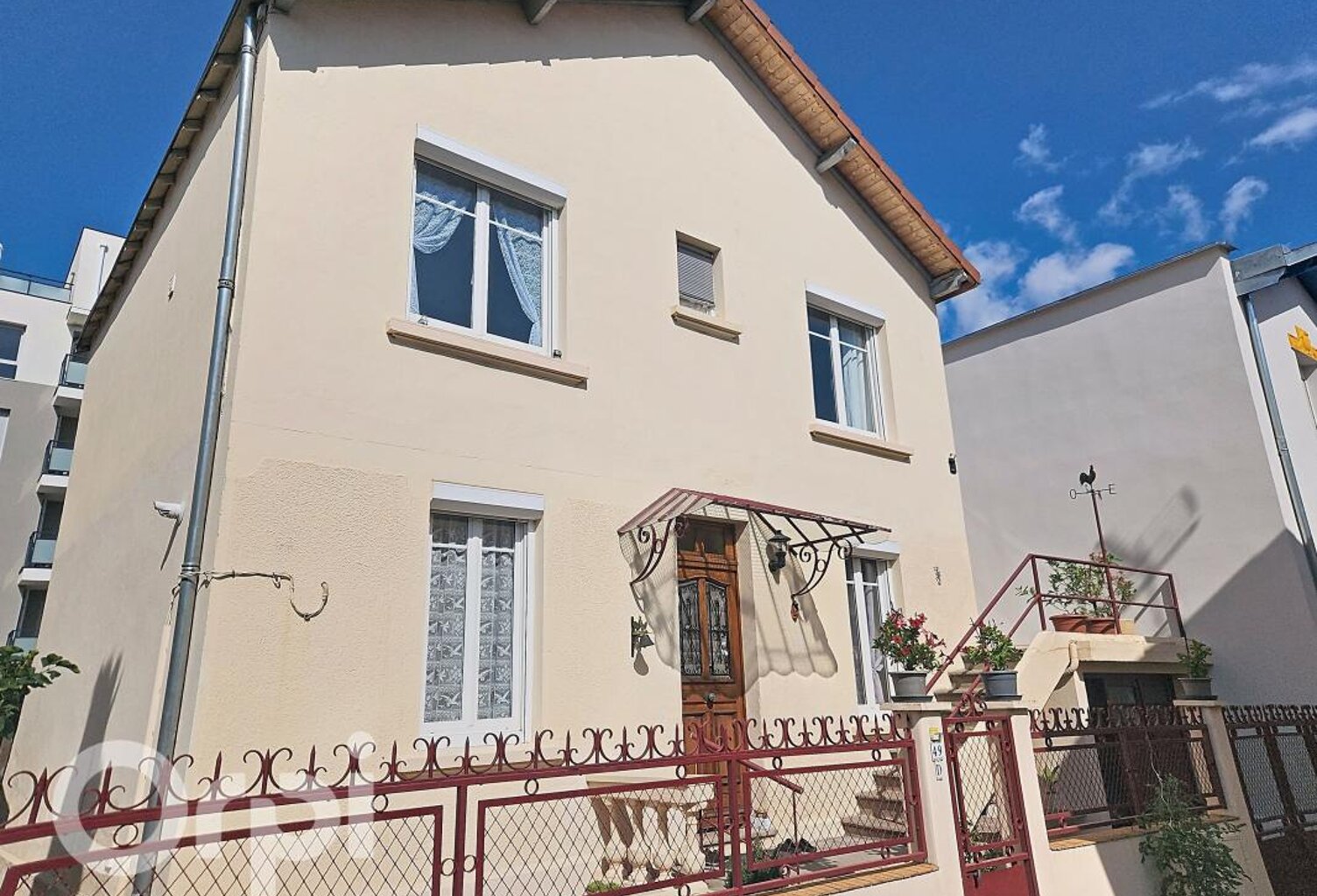 Maison À Vendre à Clermont Ferrand, quartier calme, cave, stationnement, cave, véranda, parfait état, deux chambres, bureau, jardin — photo 1