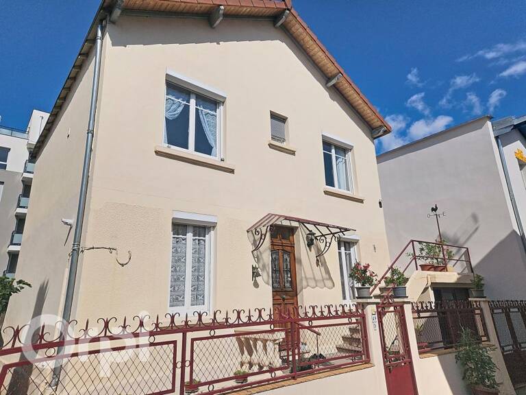 Maison À Vendre à Clermont Ferrand, quartier calme, cave, stationnement, cave, véranda, parfait état, deux chambres, bureau, jardin — photo 1