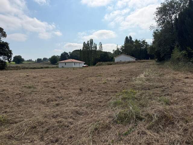 Terrain de 819 m² avec accès au tout à l'égout — photo du bien
