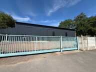 Local d'activité, 327M², bureaux, entrepôt, stationnement — photo 2