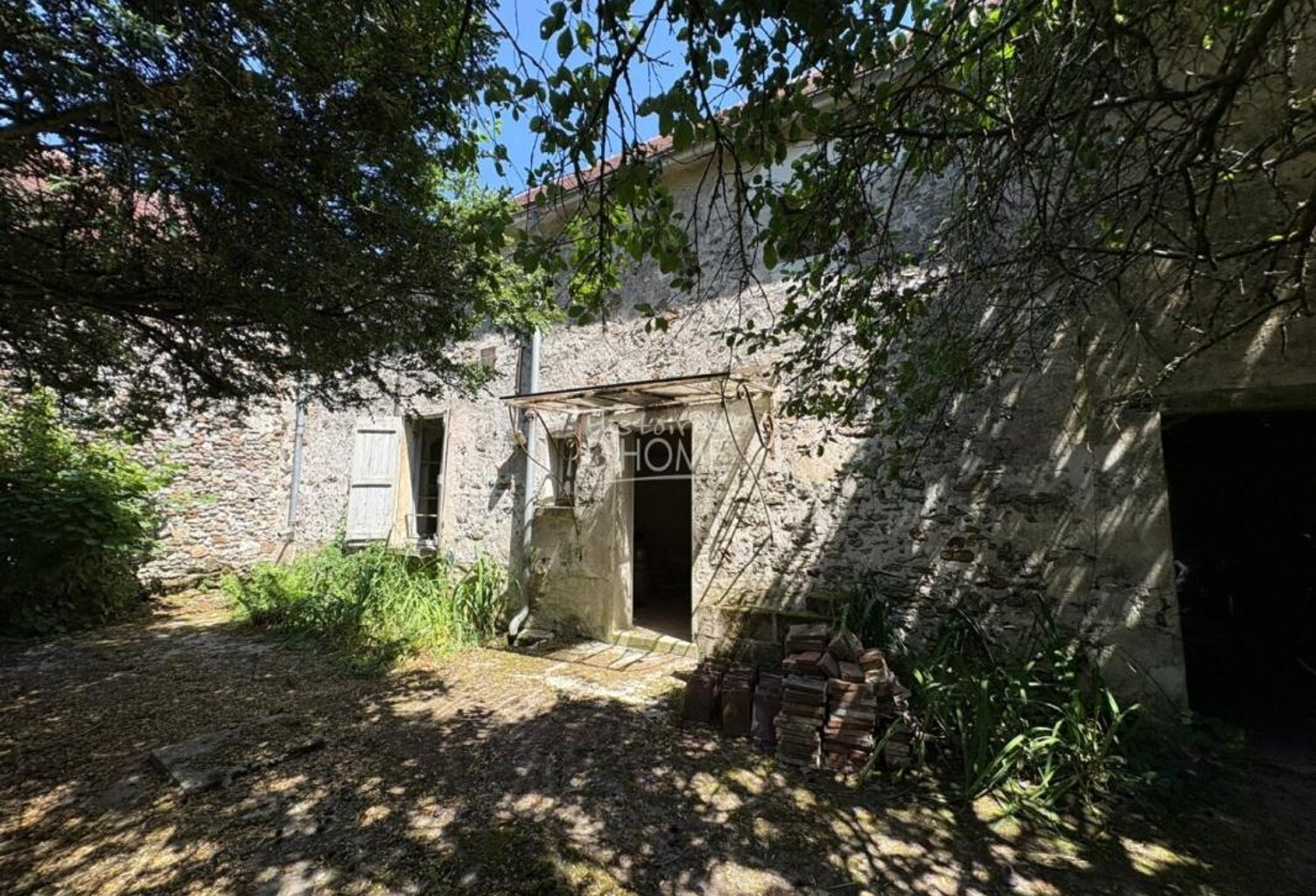 Maison à rénover avec grange et terrain clos de 697 m² — photo 1