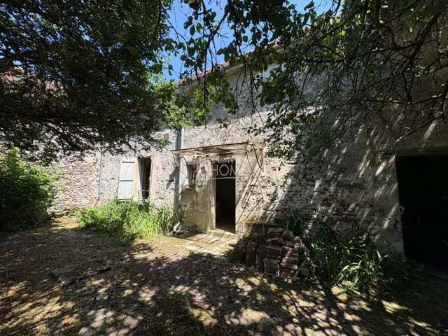 Maison à rénover avec grange et terrain clos de 697 m² — photo du bien