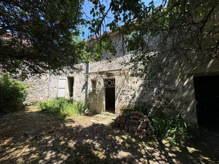 Maison à rénover avec grange et terrain clos de 697 m² — photo 1