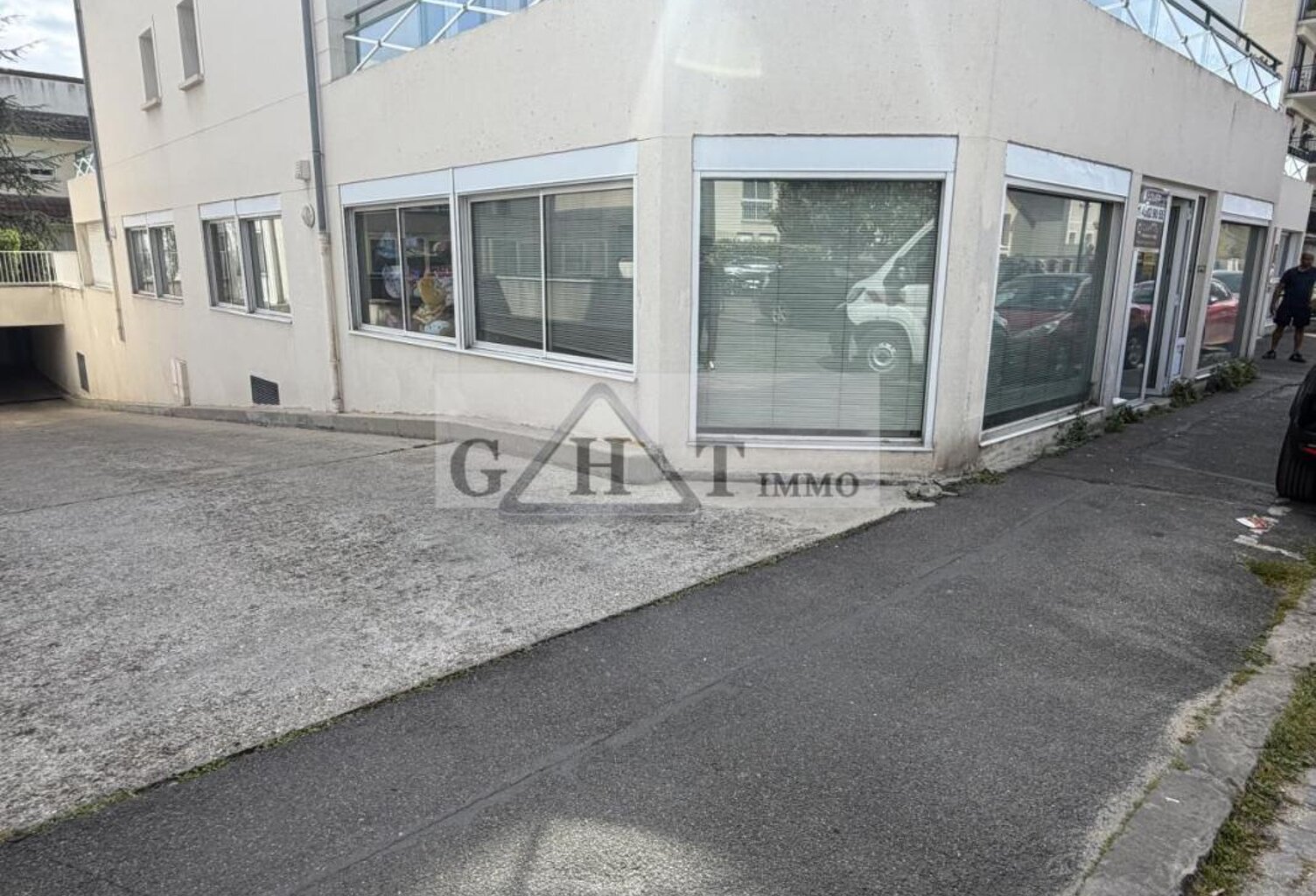 LOCAL COMMERCIAL 404 M² A VENDRE SAINT MAUR DES FOSSES — photo 1