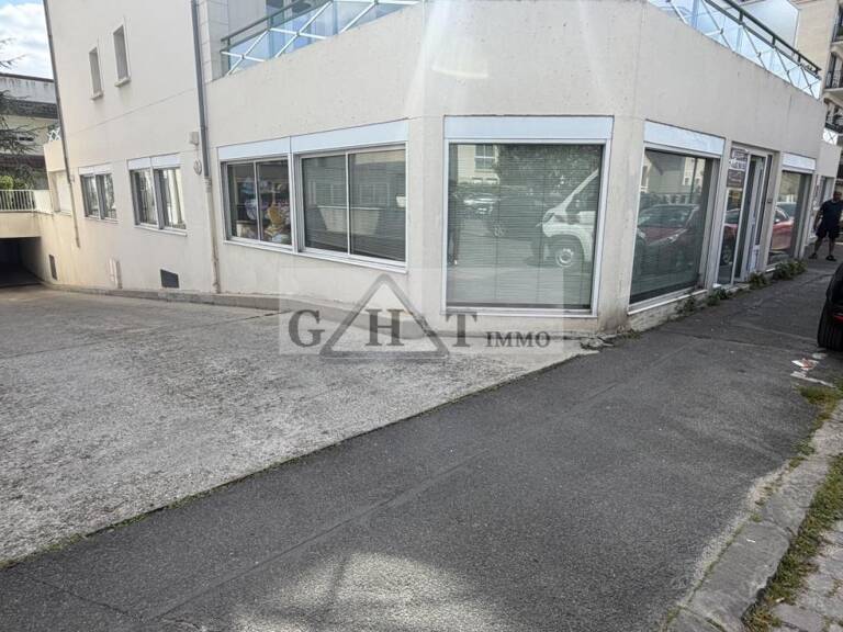 LOCAL COMMERCIAL 404 M² A VENDRE SAINT MAUR DES FOSSES — photo 1
