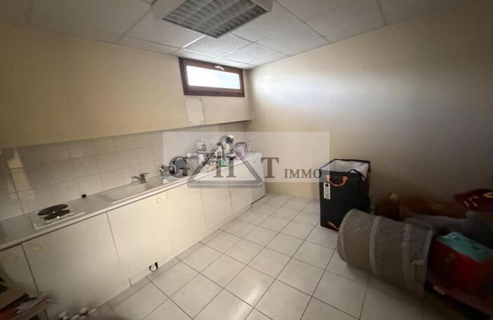 LOCAL COMMERCIAL 404 M² A VENDRE SAINT MAUR DES FOSSES — photo 4