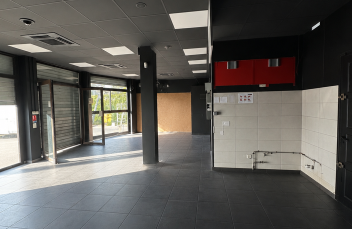 BRON – Local commercial de 70 m² avec cave – Fort potentiel d'aménagement. — photo 2