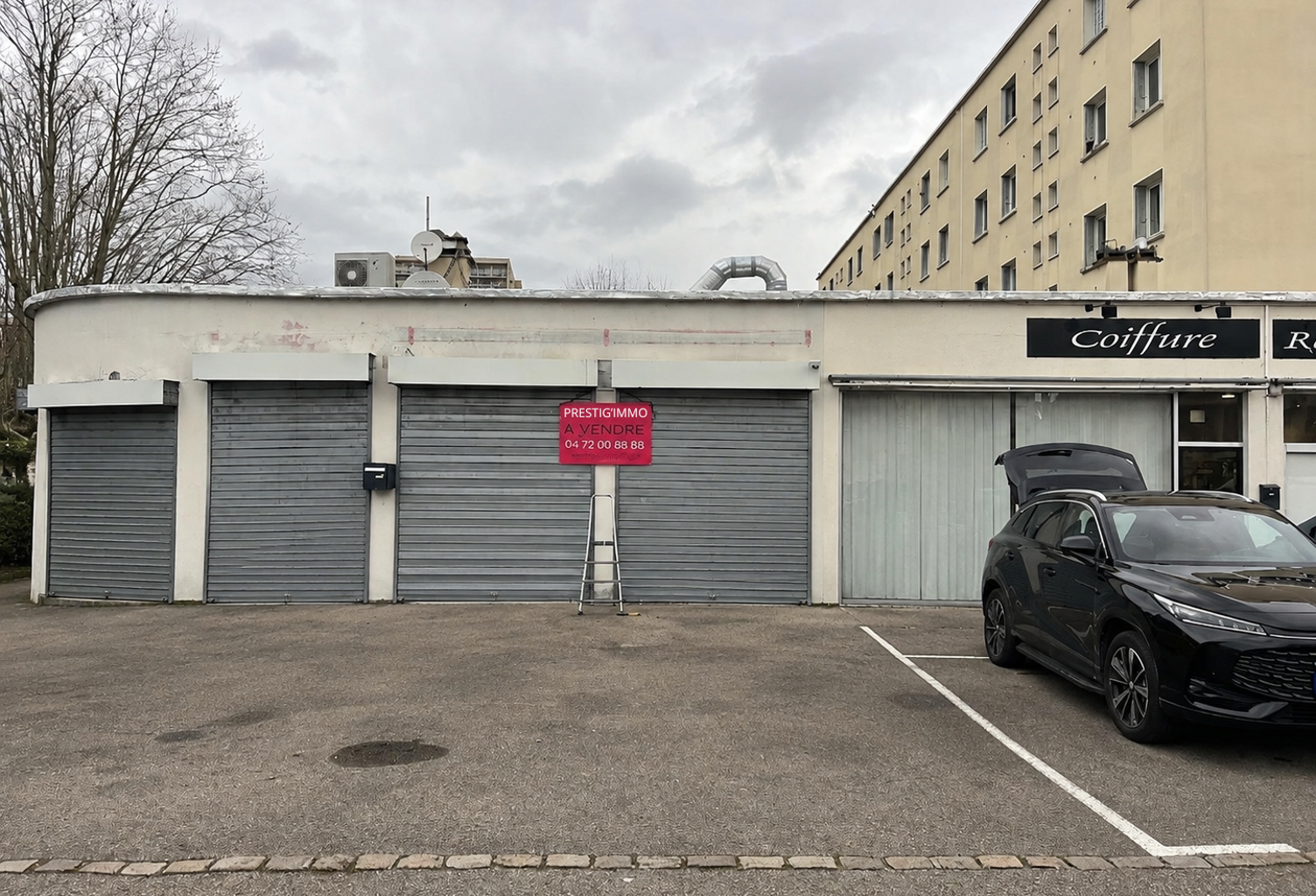 BRON – Local commercial de 70 m² avec cave – Fort potentiel d'aménagement. — photo 1