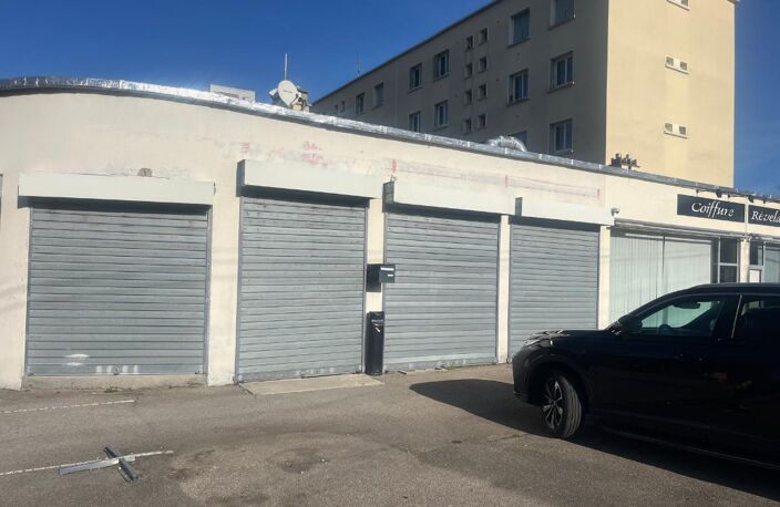 BRON – Local commercial de 70 m² avec cave – Fort potentiel d'aménagement. — photo 4