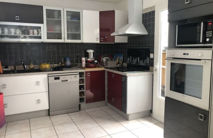 GRANDE MAISON AVEC JARDIN ET GARAGE A VENDAYS-MONTALIVET — photo 2