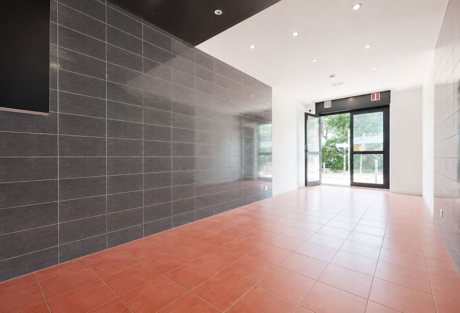 MURS A VENDRE - Local de 21 m2 en pied d'immeuble — photo 1