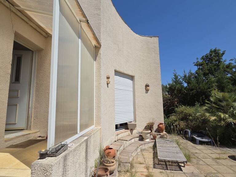Villa — photo 1