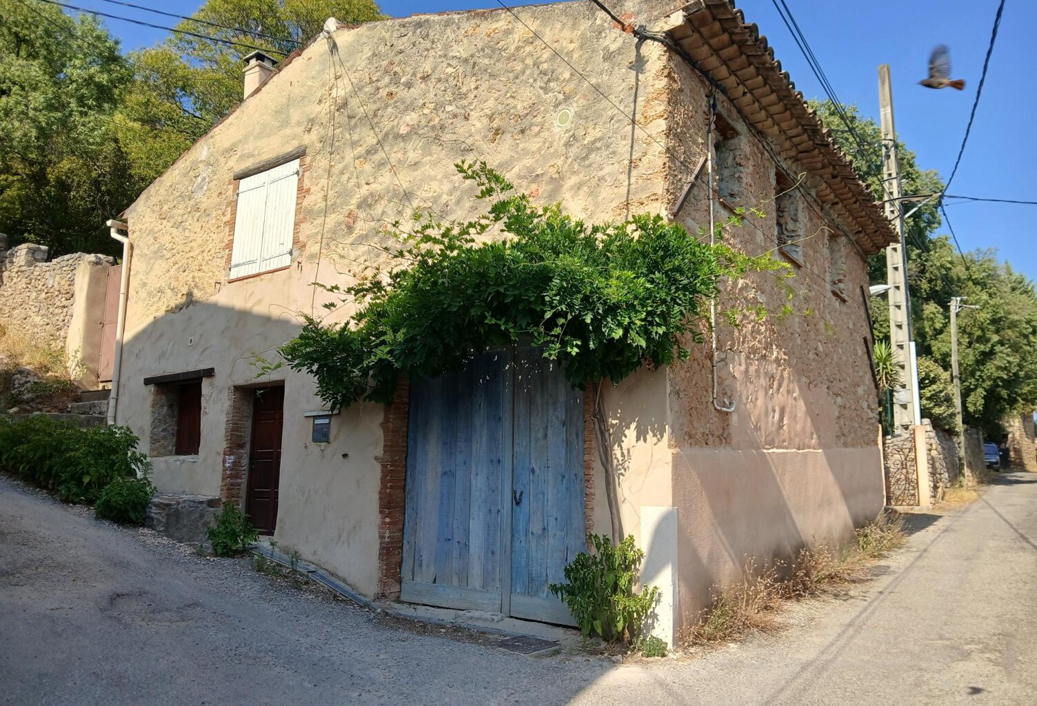 Maison de village en pierre avec jardin — photo 1