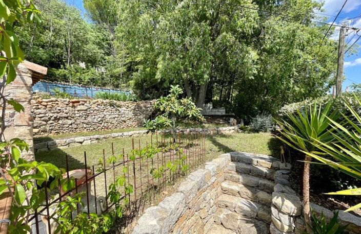 Maison de village en pierre avec jardin — photo 4