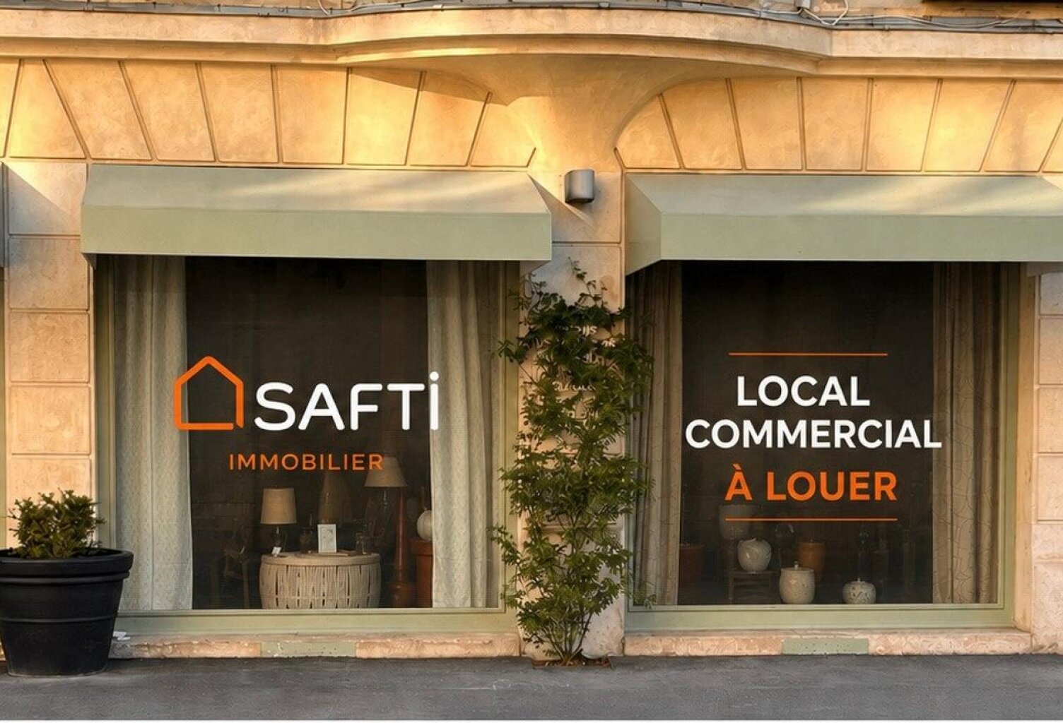 Local commercial face à la cathédrale — photo 1