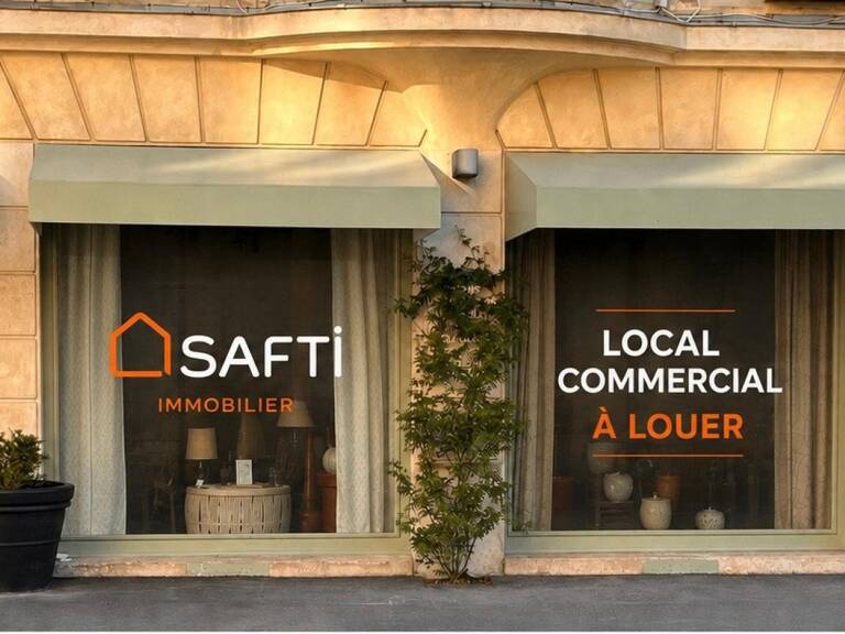 Local commercial face à la cathédrale — photo 1