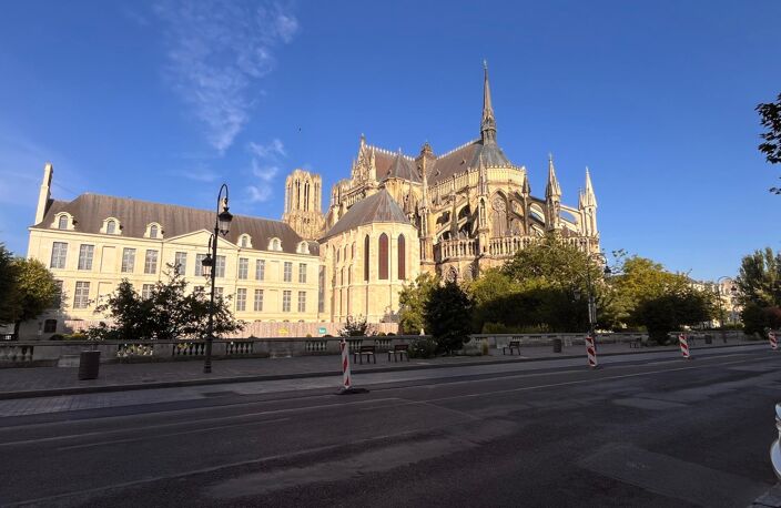 Local commercial face à la cathédrale — photo 2