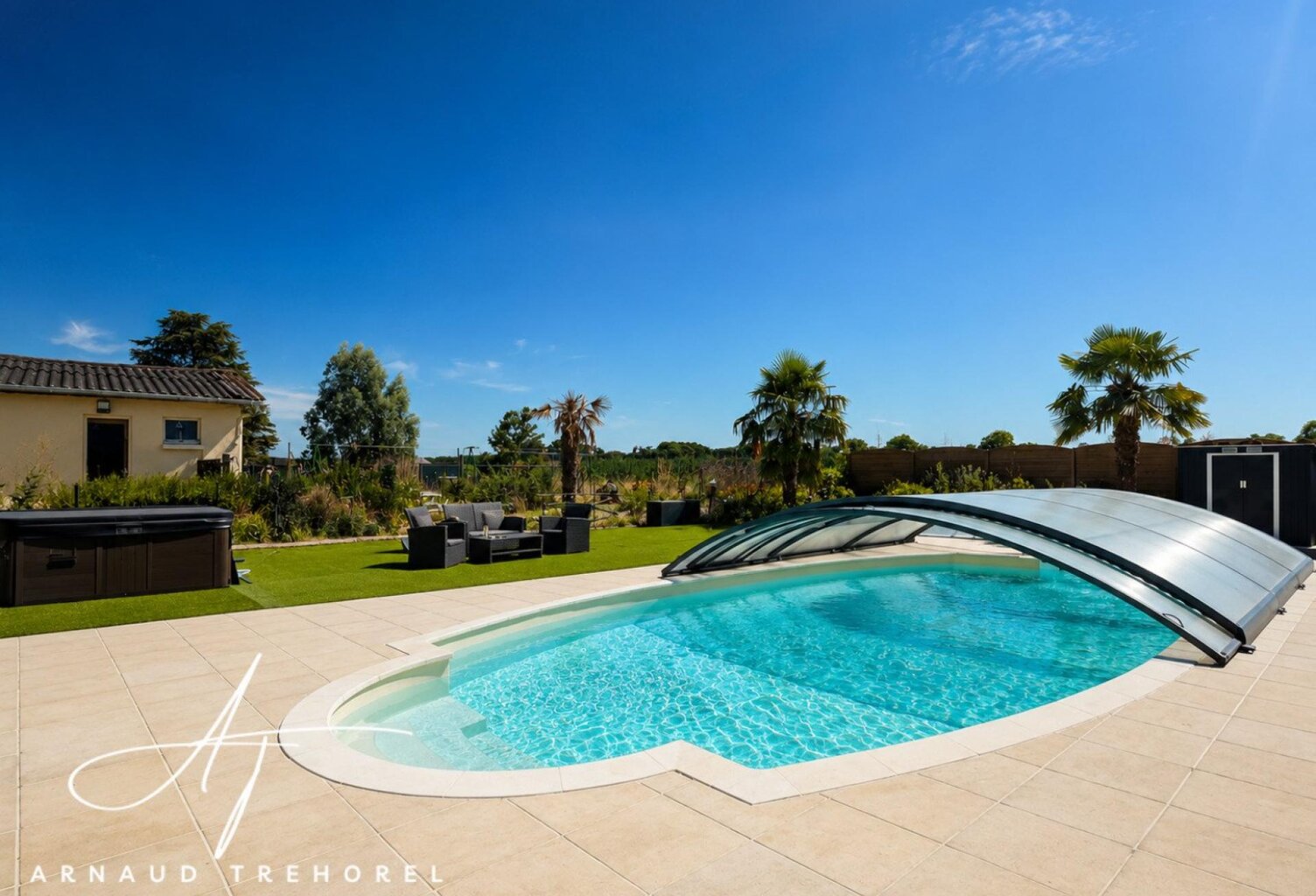 Maison 188 m²  4 chambres  Piscine  Dépendances — photo 1