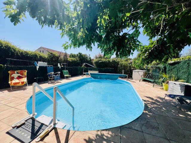 Vente villa 5 pièces de 140m2 avec piscine, garage et terrai — photo du bien
