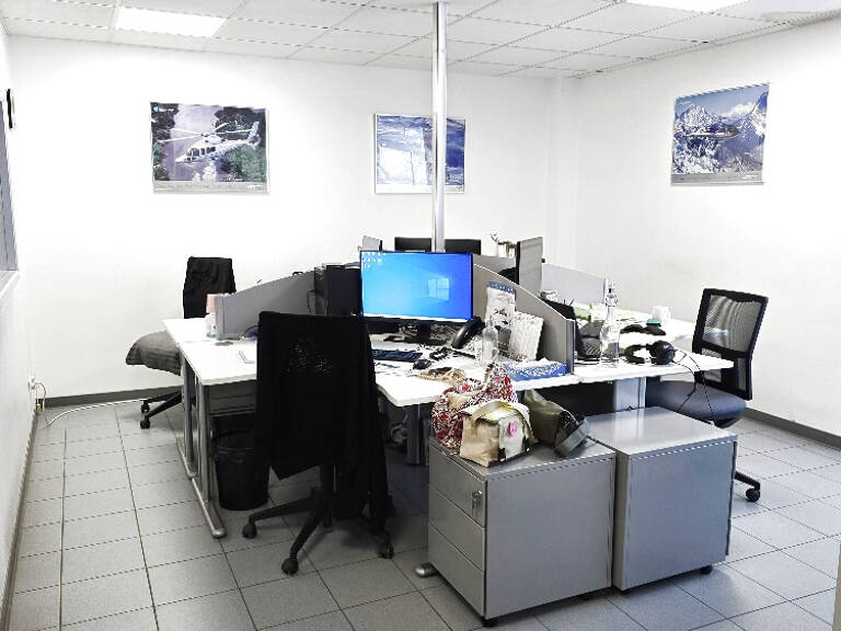 location  ensemble de bureaux avec parkings  situé à St Andr — photo 1