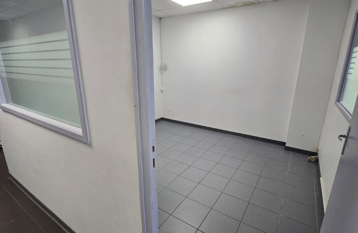 location  ensemble de bureaux avec parkings  situé à St Andr — photo 5