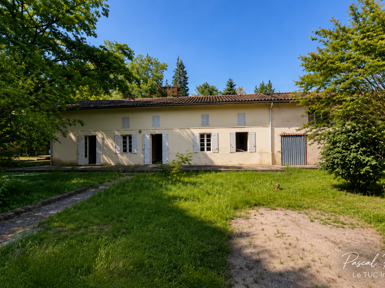 LONGERE DE CARACTERE-270 m2-3,5 hectares de bois-Dépendances — photo 1