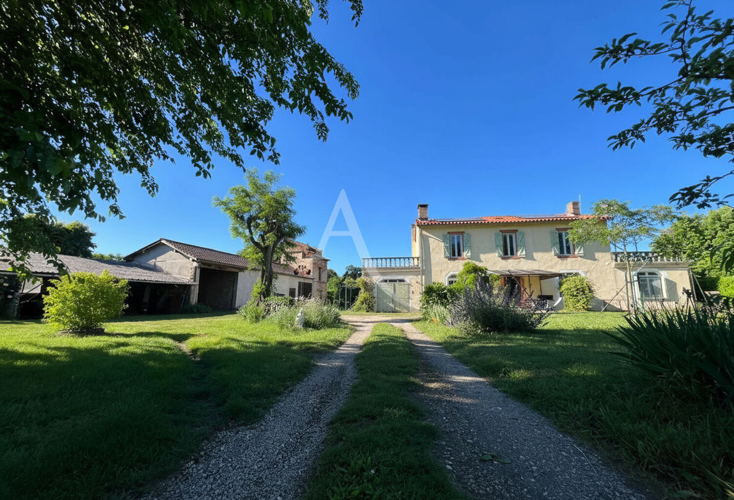 Grande maison de 200m² avec 5 chambres et dépendances sur St-Sulpice ! — photo 1