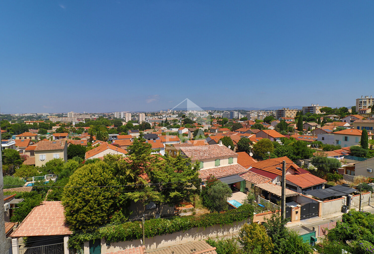 APPARTEMENT T2 - DERNIER ÉTAGE - TRAVERSANT - LUMINEUX - VUE DÉGAGÉE - TOIT-TERRASSE - AUCUNES CHARGES - FAIBLE TAXE FONCIÈRE - FORT POTENTIEL — photo 1