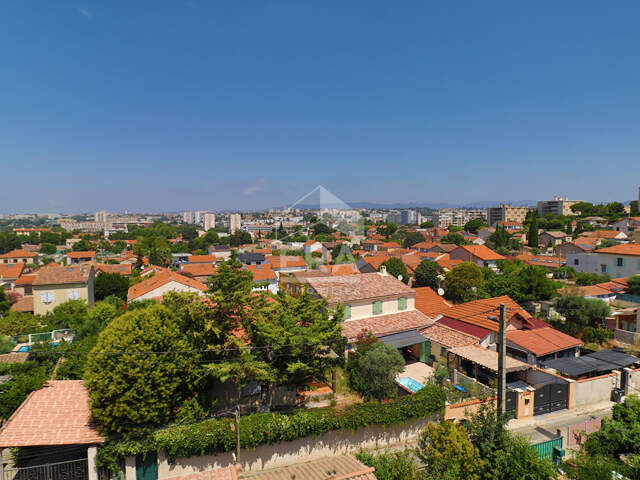 APPARTEMENT T2 - DERNIER ÉTAGE - TRAVERSANT - LUMINEUX - VUE DÉGAGÉE - TOIT-TERRASSE - AUCUNES CHARGES - FAIBLE TAXE FONCIÈRE - FORT POTENTIEL — photo du bien