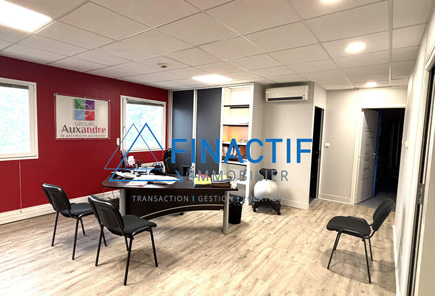 EGUILLES - Bureaux 160 m² Pôle d'Activités avec 6 places de parking — photo 1