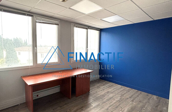 EGUILLES - Bureaux 160 m² Pôle d'Activités avec 6 places de parking — photo 4