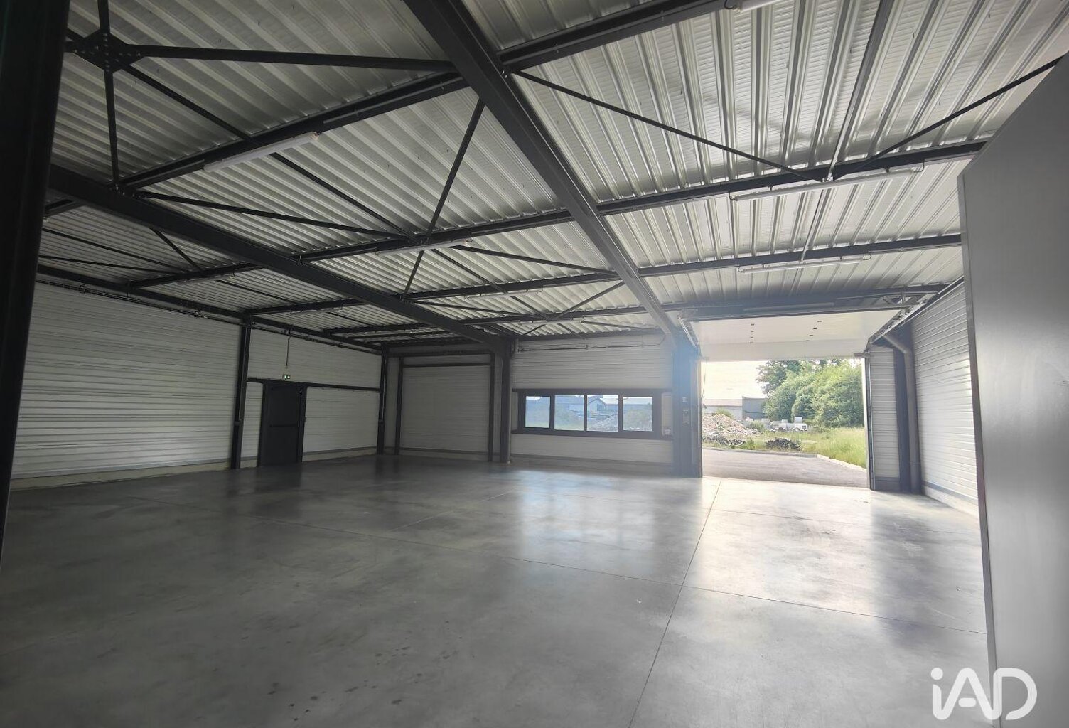 Location Local d'activités 358 m&sup2; — photo 1