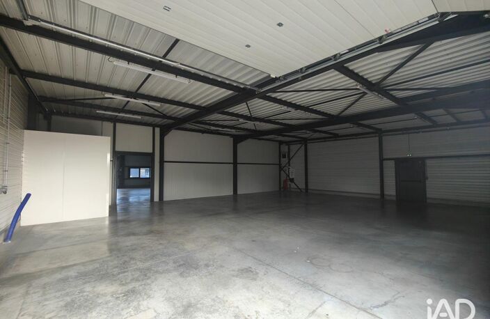 Location Local d'activités 358 m&sup2; — photo 2