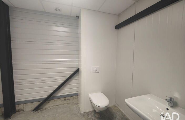 Location Local d'activités 358 m&sup2; — photo 4