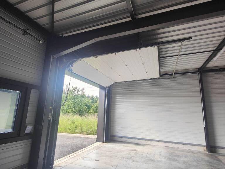 Location Local d'activités 358 m&sup2; — photo 1