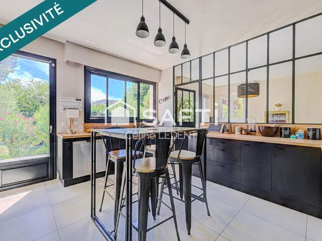 Maison de caractère haut de gamme de plus de 200m2 habitables avec jardin paysager et piscine chauffée — photo du bien