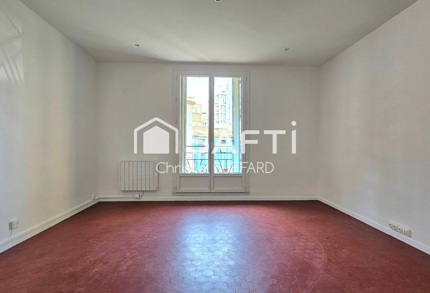 T2 rénové avec goût  Luminosité et calme au cœur du 3e arrondissement — photo 1