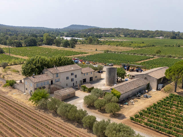 Domaine viticole avec 1 050m2 de bâtis et 300 000m2 (30 hectares) de vignes — photo du bien