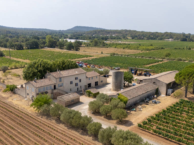 Domaine viticole avec 1 050m2 de bâtis et 300 000m2 (30 hectares) de vignes — photo 1