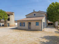 Domaine viticole avec 1 050m2 de bâtis et 300 000m2 (30 hectares) de vignes — photo 2