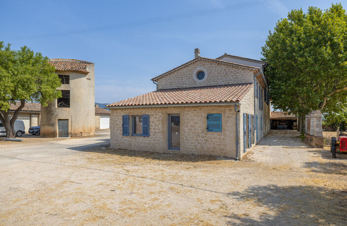 Domaine viticole avec 1 050m2 de bâtis et 300 000m2 (30 hectares) de vignes — photo 2