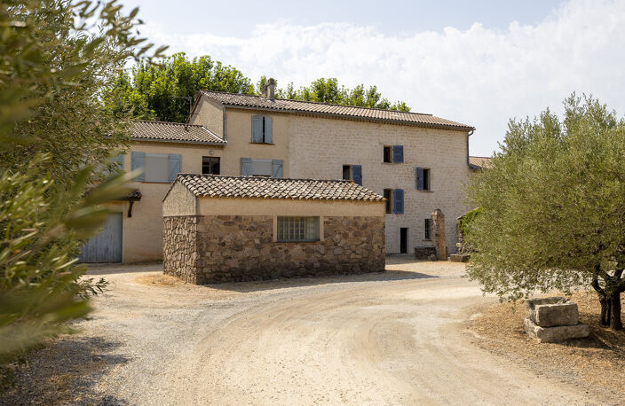 Domaine viticole avec 1 050m2 de bâtis et 300 000m2 (30 hectares) de vignes — photo 3
